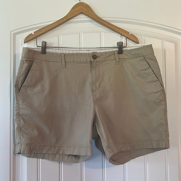 Old Navy Stretch Khaki Shorts Size 16 - Picture 1 of 4